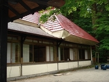 宿坊山楽荘は昔のままの茅葺きが下に残ってます