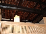 天井は今では贅沢な煤竹をふんだんに使用しています